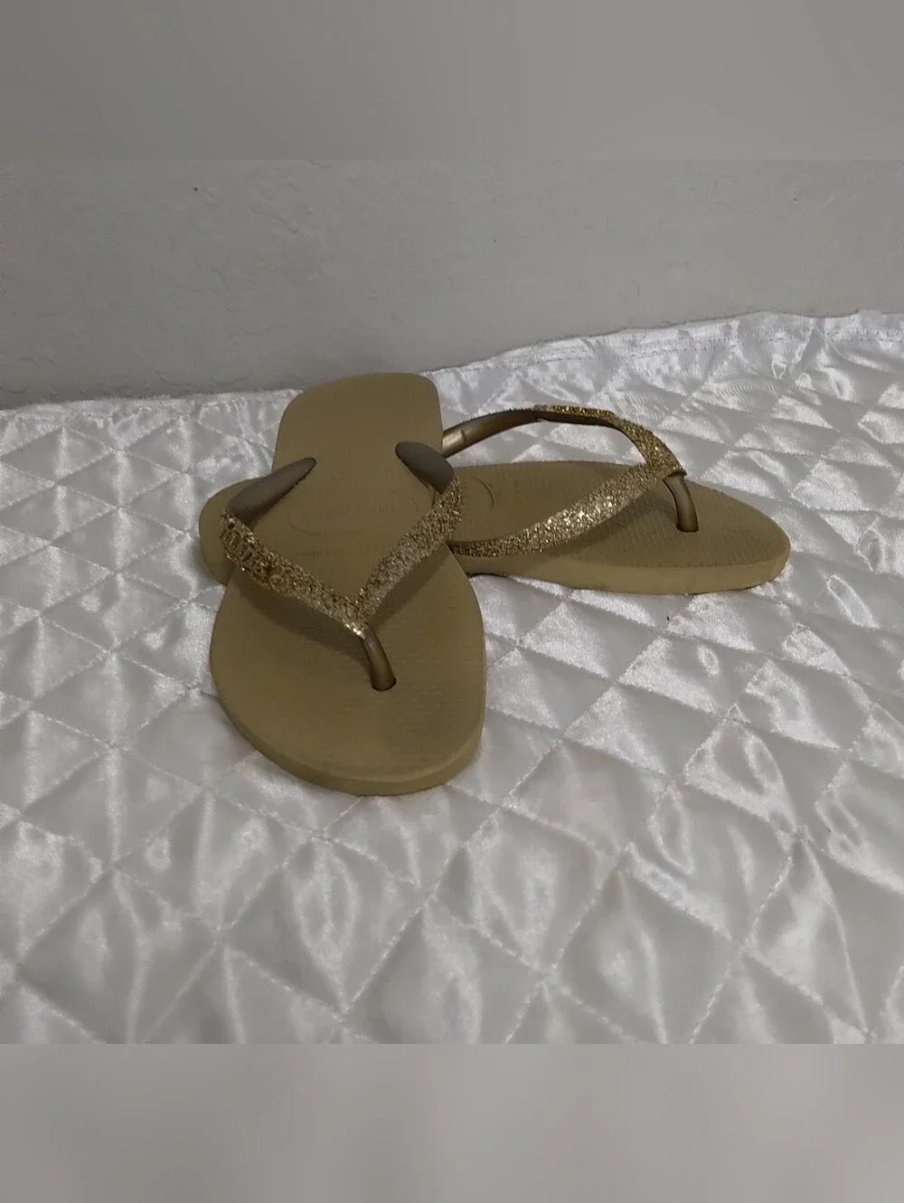 Havaianas Kids Glitter Flip Flops in Beige